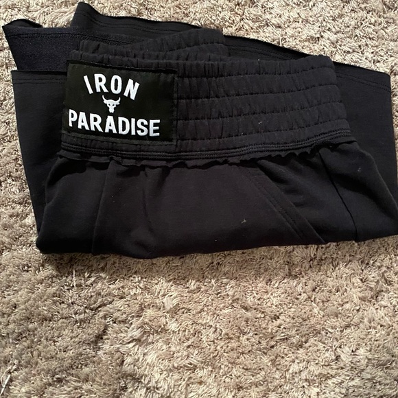 Under Armor Women’s black shorts - Picture 6 of 9